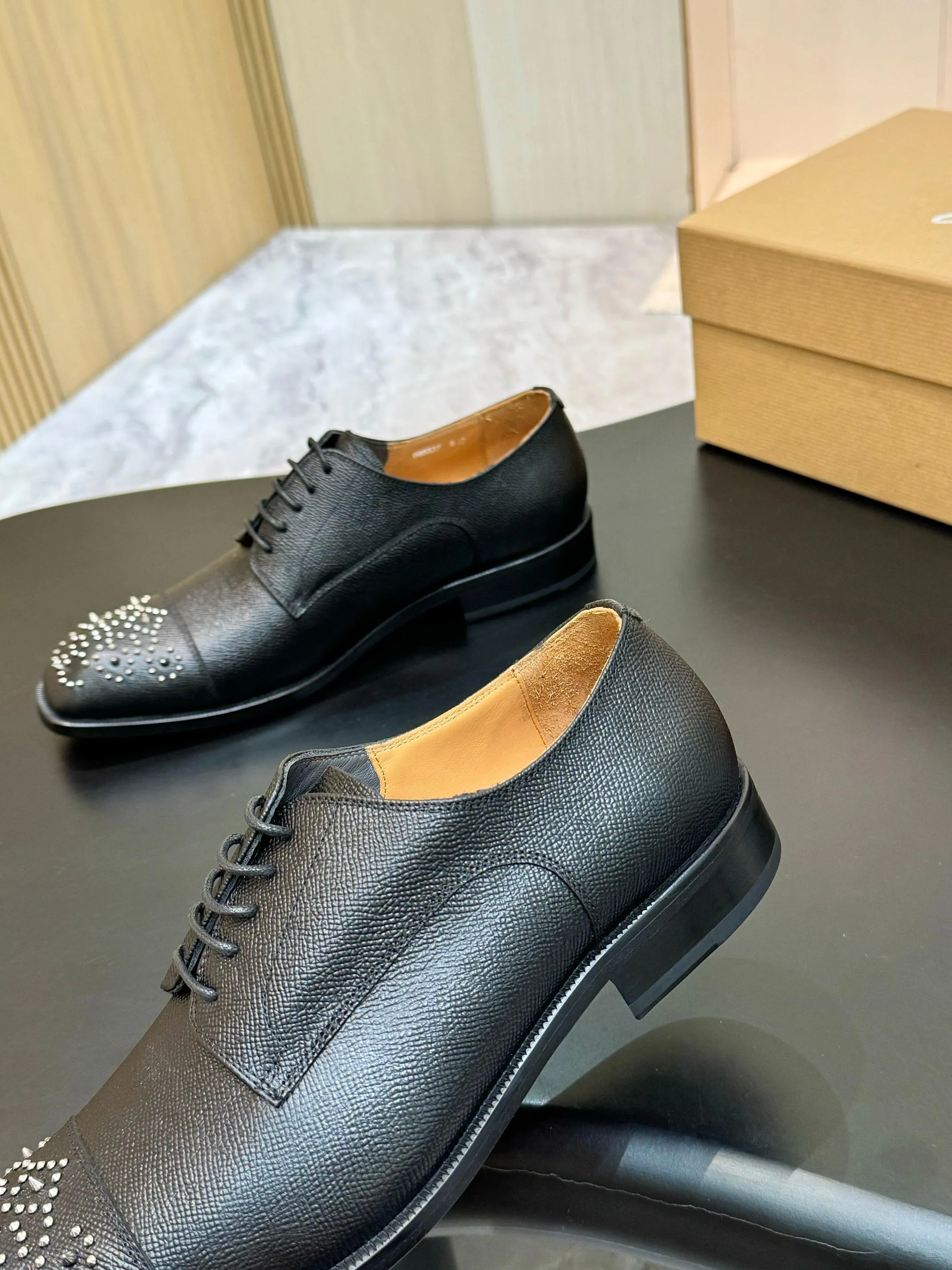 [CL red sole shoes] Top P: 1020💰 Size 39-44 (⚠️38.45.46.47 custom-made, non-returnable and non-exchangeable) 🆑High-end men's business formal leather shoes, original authentic top quality goods ••✅💯 Top original order purchasing agent! Original imported patterned cowhide ➕Imported cowhide lining ➕Cowhide feet ➕Original leather outsole~🉑️Feel free to compare the authentic ones!